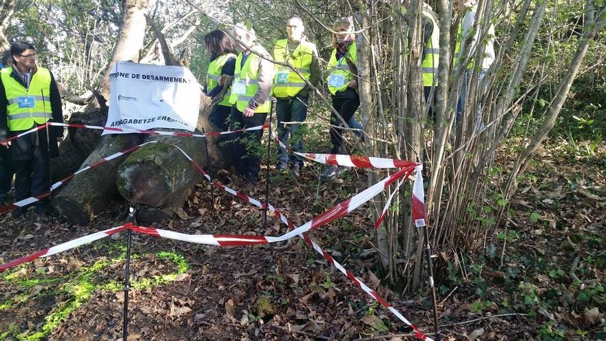 Investigan en Francia a dos policías por sustraer de los depósitos algunas armas que ETA entregó a las autoridades