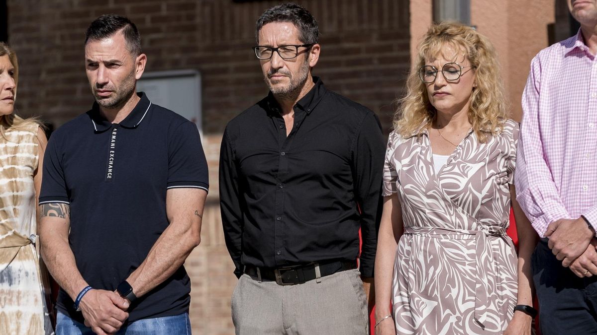 Daniel Martin durante el minuto de silencio el 30 de junio de 2023 en Móstoles, Madrid, en su etapa como concejal de Cultura y Promoción Turística de Móstoles