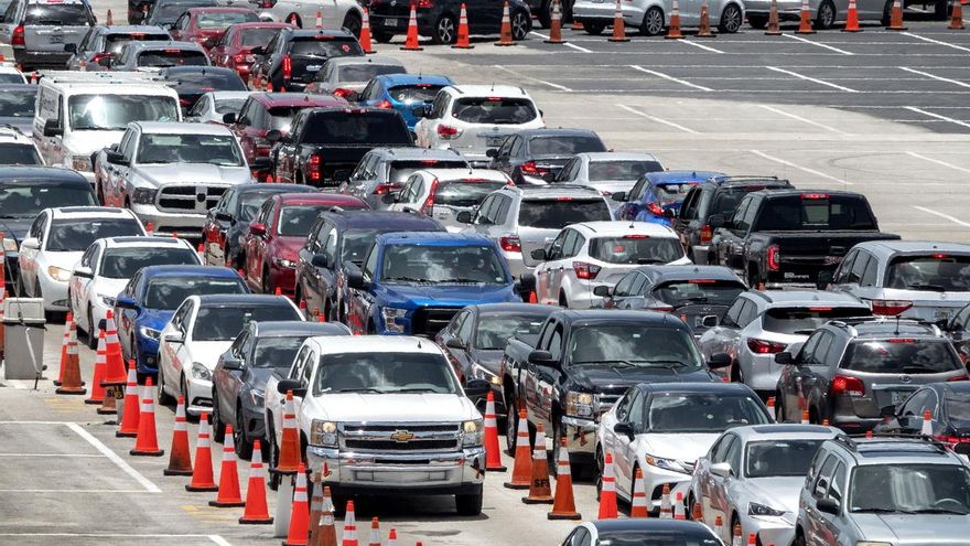 Cientos de carros con personas hacen fila para someterse a la prueba del coronavirus por parte de miembros de la Guardia Nacional del Ejército de Florida, en el estacionamiento del Hard Rock Stadium en Miami, Florida (EE.UU.), este 30 de junio de 2020.