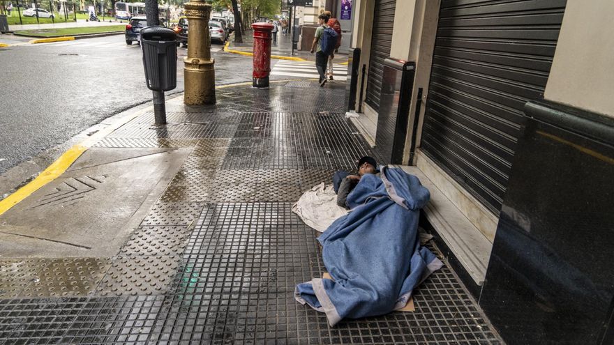 Hostigamiento policial y refugios que no alcanzan: ya son cinco los muertos por el frío en la Ciudad