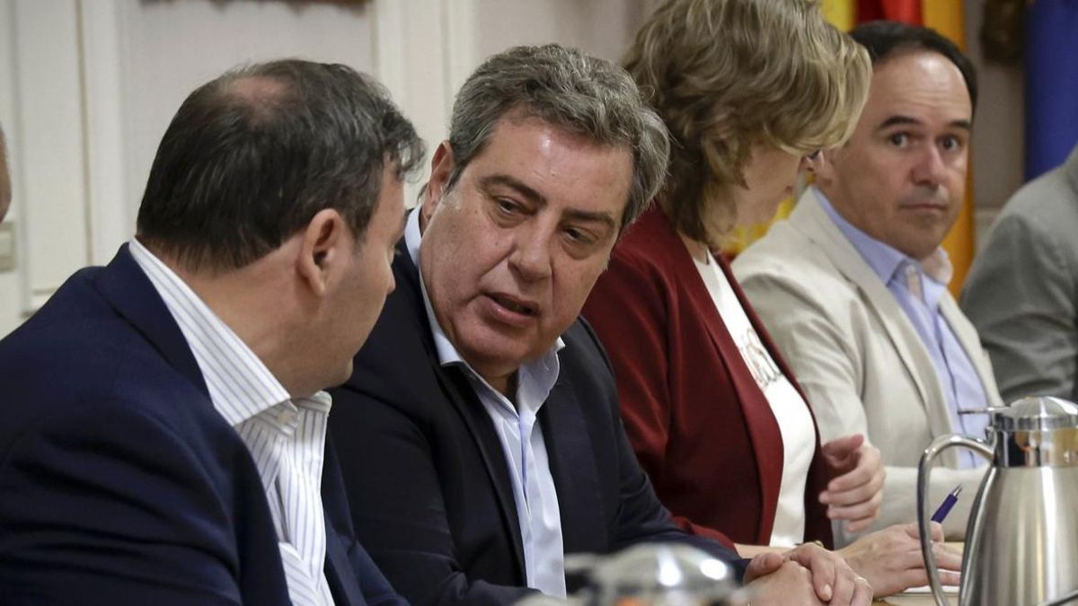 Vox, davant el dilema d’una investidura ràpida per a condicionar la campanya a Extremadura o fer “suar sang” a Pérez Llorca per a desgastar Feijóo