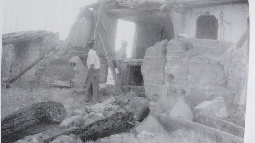 Rufat y un familiar en 1991 junto a los restos de la paridera (Santa Eulalia del Campo) que se empleó como campo de concentración.
