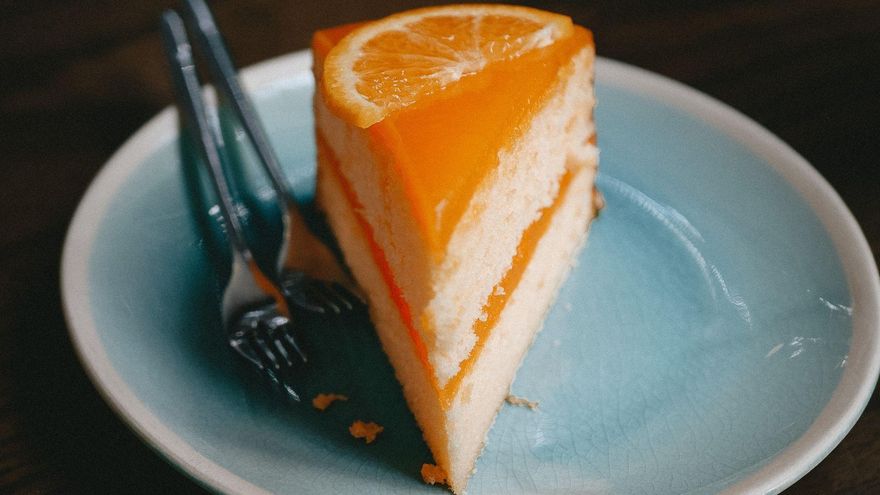 Puedes alternar capas de semifrío y de salsa de naranja