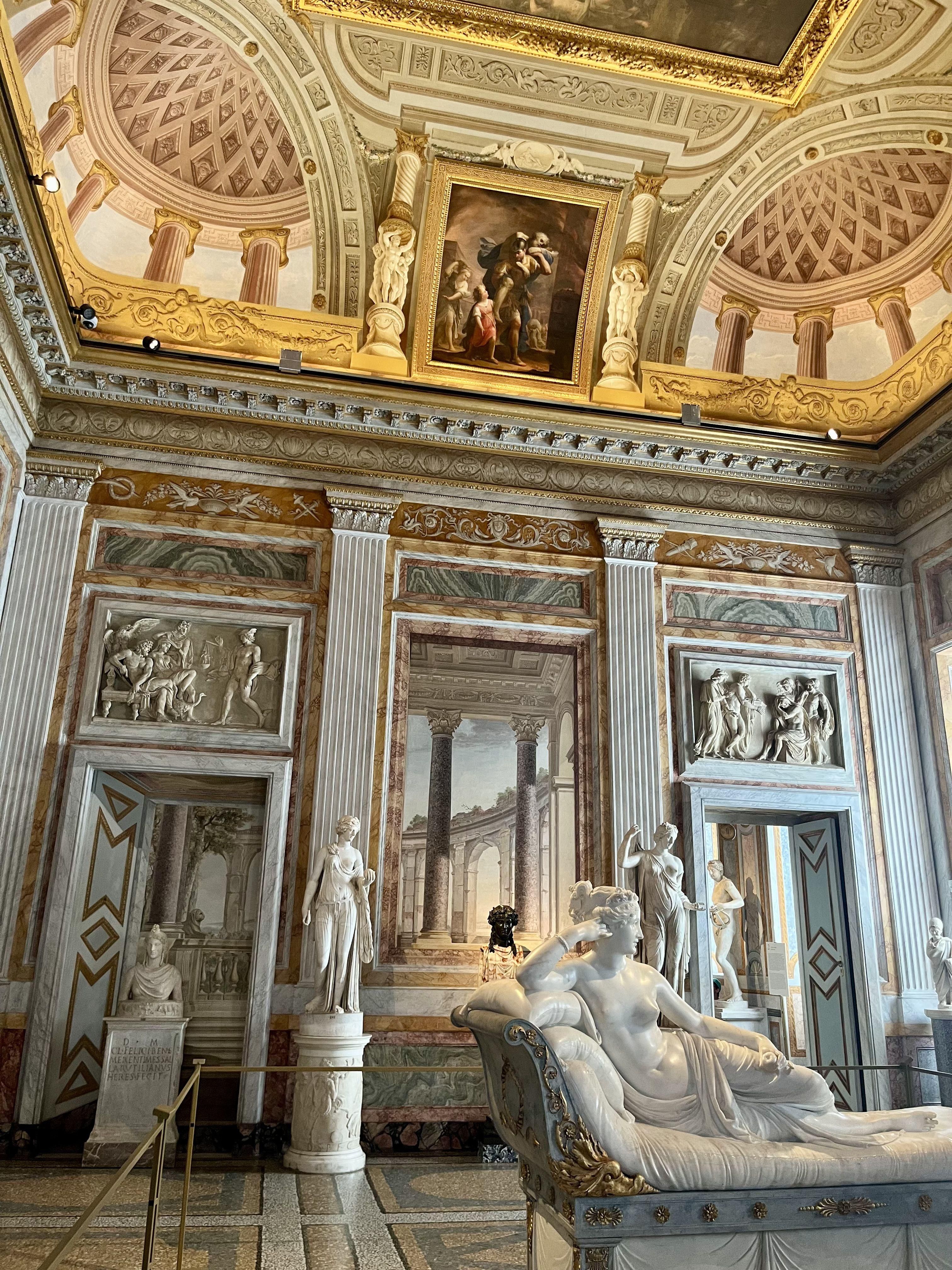 Paulina Borghese, nacida Bonaparte y hermana de Napoléon, como Venus Victrix es un retrato escultórico semidesnudo de tamaño natural, de estilo neoclásico, realizado por el maestro italiano Antonio Canova, ubicado actualmente en una de las salas de la Galleria Borghese.