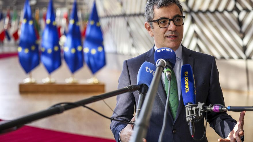 El ministro español de Justicia y Presidencia, Félix Bolaños, atiende a los medios a su llegada a la reunión de ministros de Justicia de la UE este viernes en Bruselas. EFE/ Pablo Garrigós Cucarella