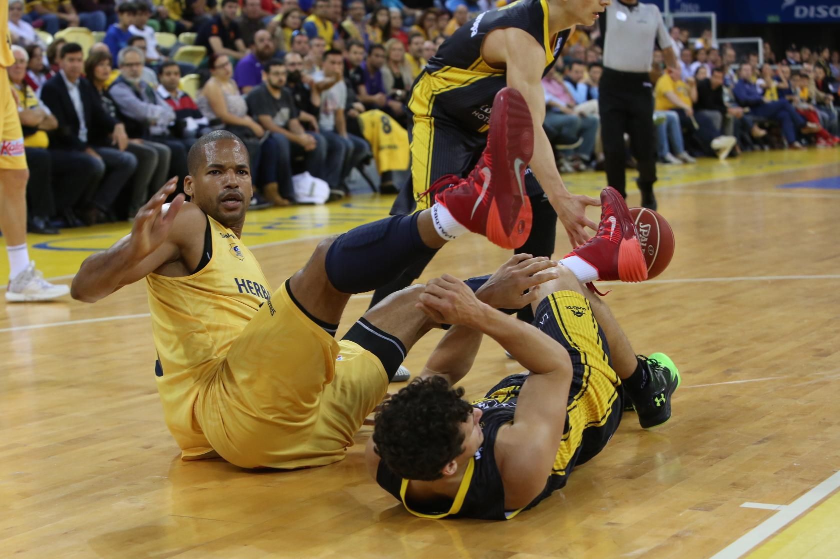 Partido entre el Herbalife Gran Canaria e Iberostar Tenerife en el Gran Canaria Arena. (Alejandro Ramos).