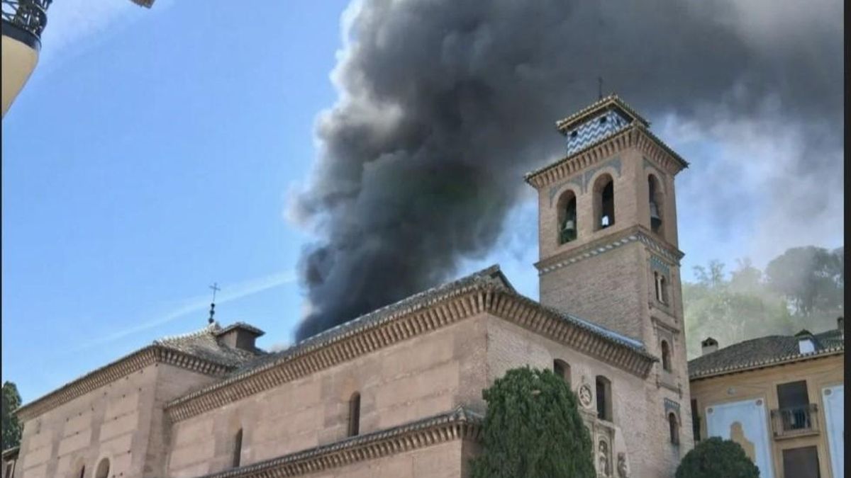 Imagen de este lunes del aparatoso incendio de vivienda en la calle Santa Ana de Granada.