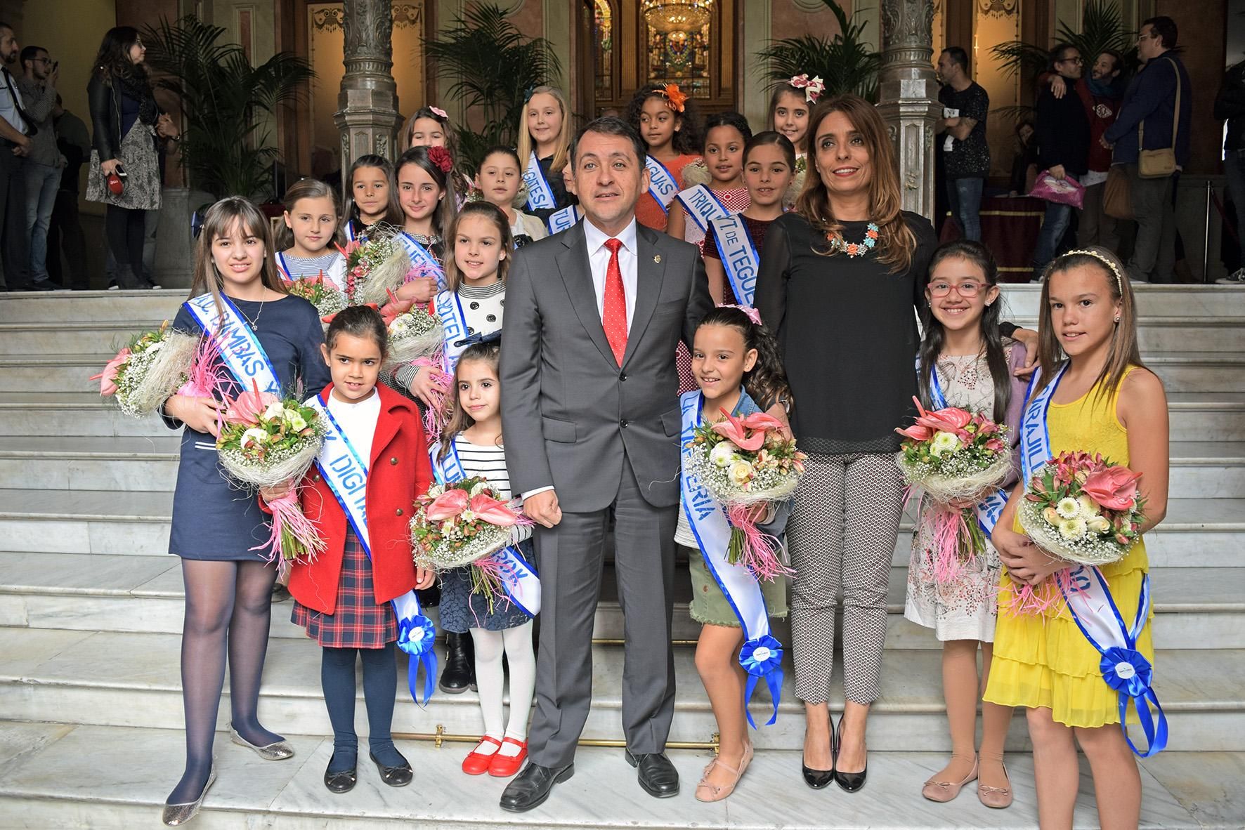 Las 20 candidatas a reina infantil, posando en el Ayuntamiento de Santa Cruz