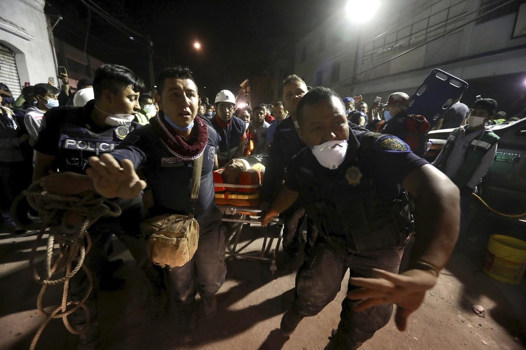 Una persona herida es trasladada tras ser rescatada de los escombros de un edificio derribado por el terremoto en el barrio de Colonia Del Valle, de Ciudad de México