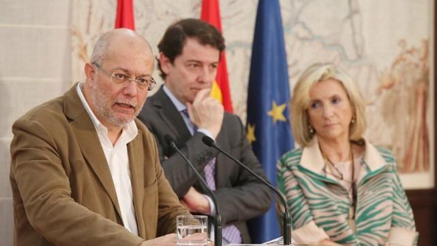 Francisco Igea habla en presencia de Alfonso Fernández Mañueco y Verónica Casado, al principio de la crisis sanitaria. / Rubén Cacho / ICAL