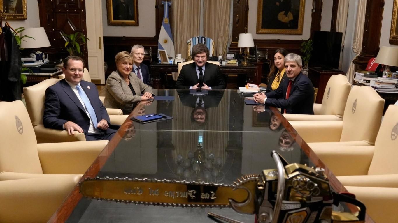 Milei y Caputo con Giorgieva, este lunes en el despacho presidencial.