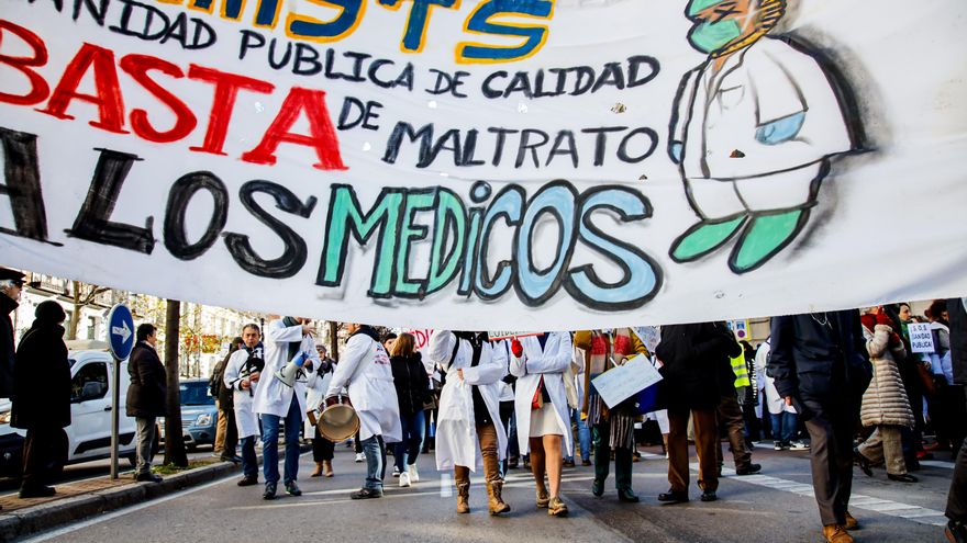 Varias personas portan una pancarta de la Asociación de Médicos y Titulados Superiores de Madrid (AMYTS) en una manifestación de Médicos de Familia y Pediatras de la Comunidad de Madrid.
