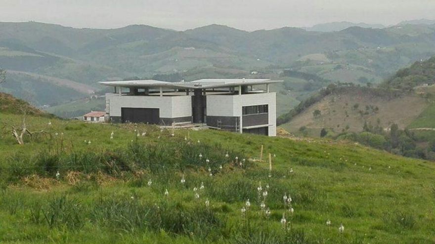 Los denunciantes de las irregularidades en el chalé de Aia de una exedil del PNV aprecian hechos "cuasi delictivos"