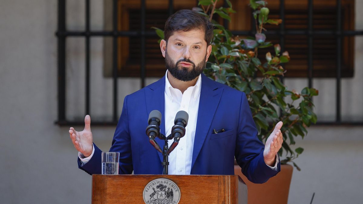 El presidente saliente de Chile, Gabriel Boric, tras reunirse con el presidente electo de Chile, José Antonio Kast, el 8 de marzo en Santiago de Chile.