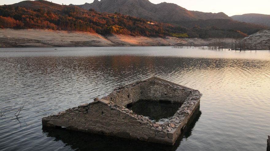 La vegetación de la orilla marca el nivel al que llegan las aguas habitualmente.