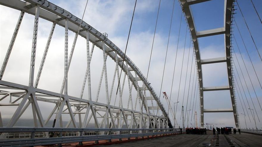 Imagen de archivo del puente de Crimea sobre el estrecho de Kerch.