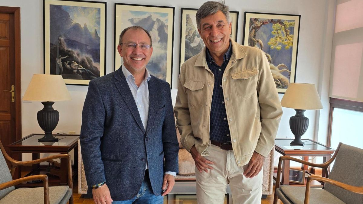 Sergio Rodríguez, presidente del Cabildo de La Palma,  y Francisco Rodríguez, catedrático e investigador internacional.