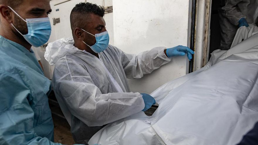 Trabajadores del Ministerio de Salud de Gaza reciben los cadáveres de palestinos el 15 de octubre de 2025