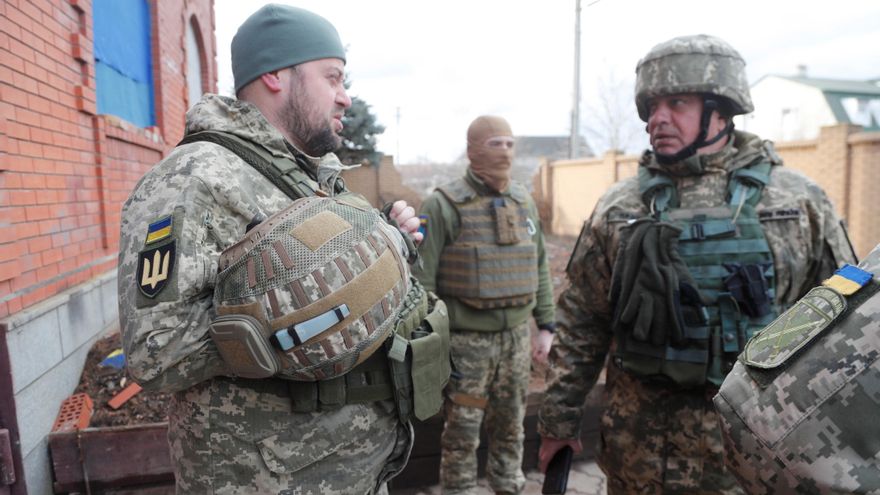Soldados ucranianos durante un encuentro con los medios de comunicación en la ciudad de Svitlodarsk al este de Ucrania. Ucrania niega una posible ofensiva militar contra las milicias prorrusas en el este del país, el Donbás, pero los dirigentes separatistas anunciaron la movilización general de todos los hombres mayores de edad. EFE/ZURAB KURTSIKIDZE