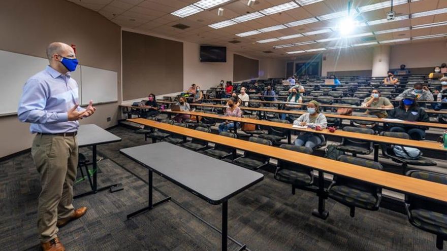 Ed Rogers, profesor de biología, en una de sus clases sobre "Hormas y Comportamiento"