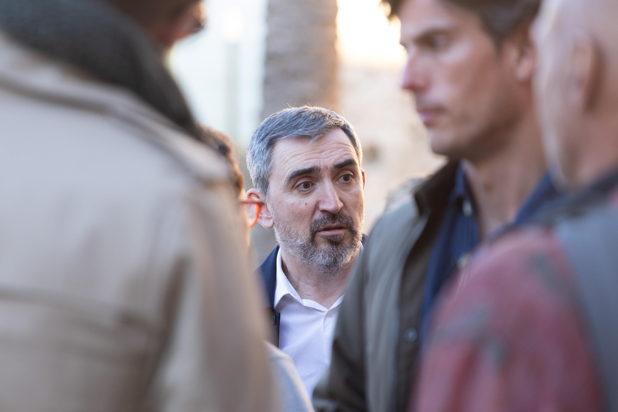 Ignacio Escolar conversa con los asistentes una vez finalizado el acto