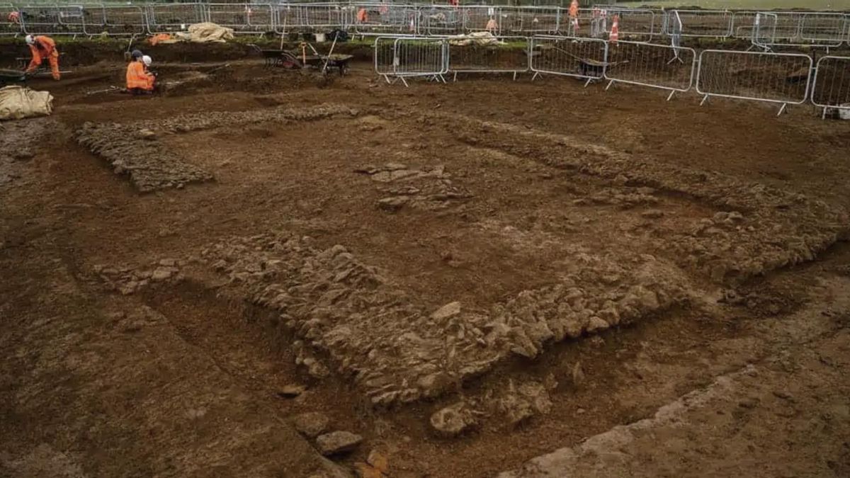 Una línea ferroviaria deja al descubierto dioses romanos y marcas contra brujas enterradas bajo Reino Unido