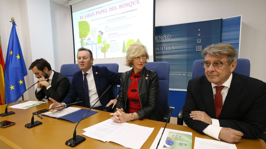 Los consejeros de Desarrollo Rural, Guillermo Blanco, y de Educación y Formación Profesional, Marina Lombó, presentan, en rueda de prensa, el concurso escolar ‘El gran papel del bosque’, junto a la fundación Edufores.