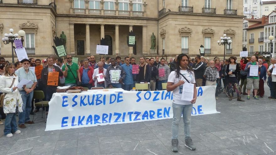 Concentración de SOS Racismo frente a la Diputación de Álava.