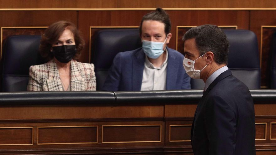 El presidente del Gobierno, Pedro Sánchez, pasa por delante de los vicepresidentes Carmen Calvo y Pablo Iglesias