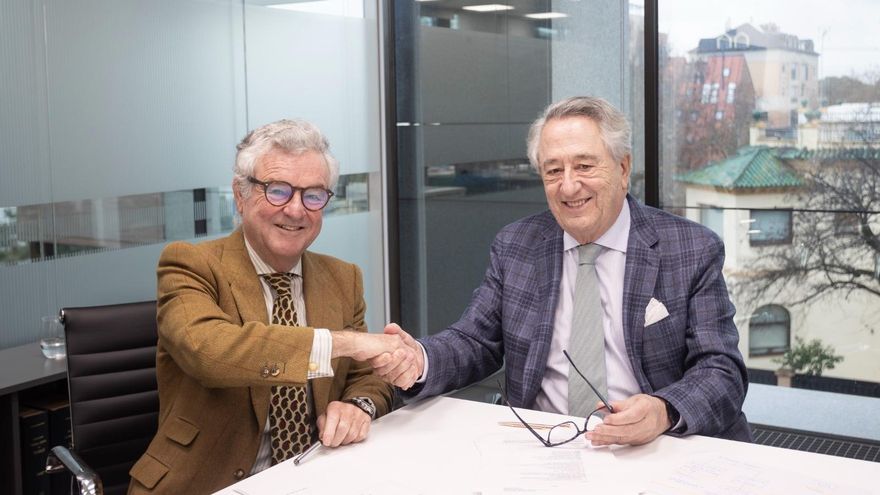 Javier Targhetta en la formalización de la compra de Cartuja Pickman en Sevilla