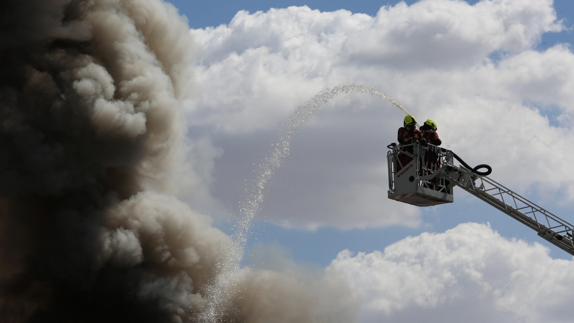 Los bomberos acuden a sofocar un aparatoso incendio de chatarra en los terrenos de la empresa Solanas