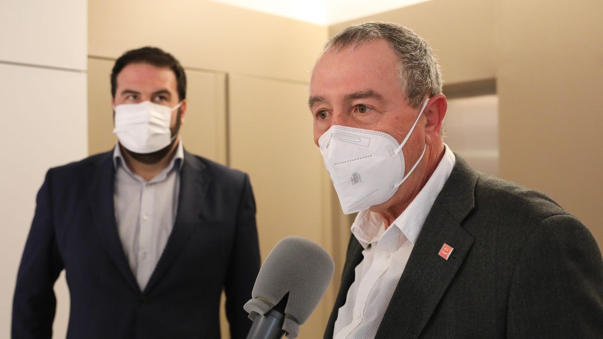 El diputado de Compromís en el Congreso, Joan Baldoví, responde a los medios en la Cámara Baja
