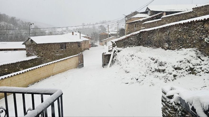 La nieve complica la circulación por las carreteras de León y las conexiones con Asturias