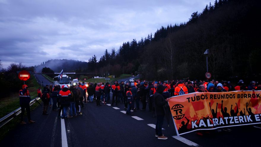 Tubos Reunidos dice que ha cubierto las 301 salidas de forma voluntaria mientras Amurrio arranca un paro indefinido