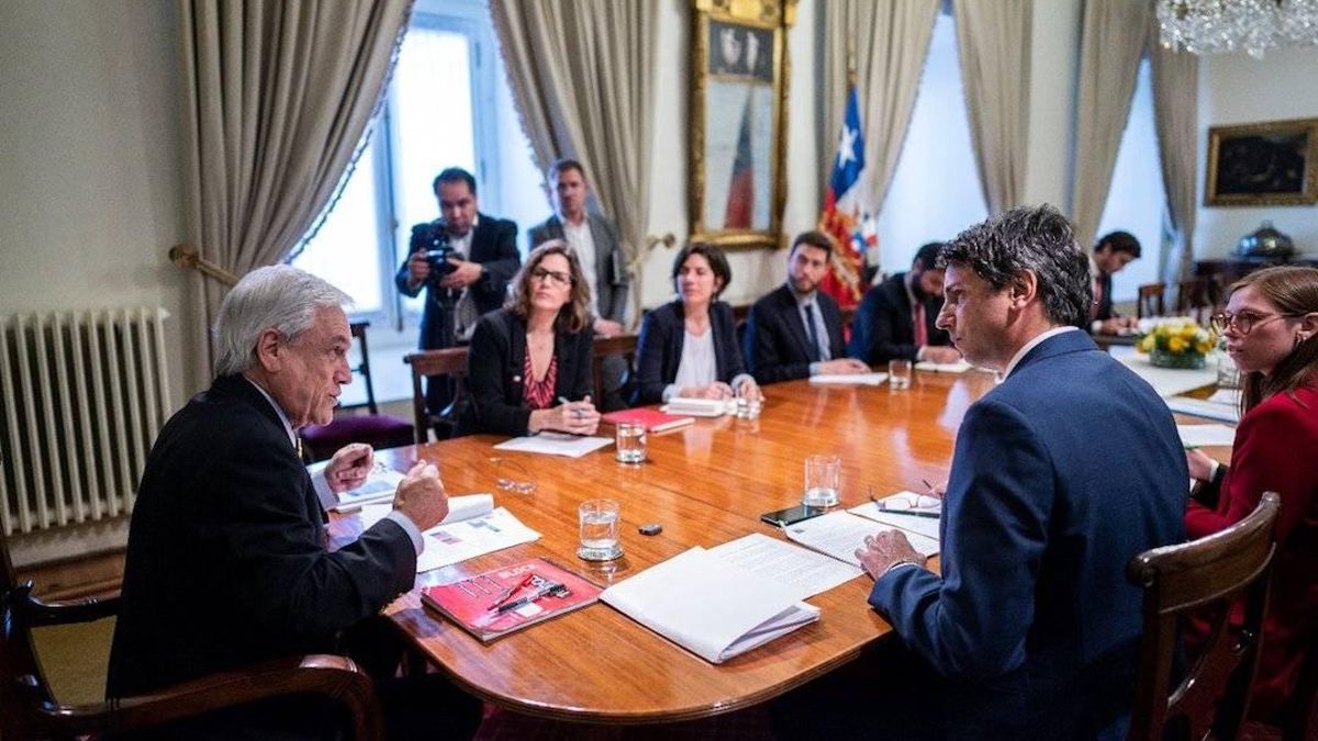 El ex presidente Sebastián Piñera anuncia plan de trabajo de inteligencia artificial en agosto de 2019, junto a algunos de sus funcionarios clave en temas de ciencia y tecnología. A su derecha, está el entonces ministro de Ciencia, Andrés, Couve, y a su izquierda la subsecretaria del ramo, Carolina Torrealba, Aisén Etcheverry y Demián Arancibia.