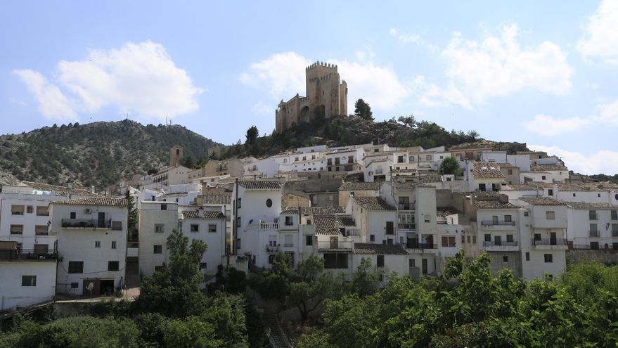 Este bonito pueblo de Almería conserva vestigios históricos y tiene un castillo‑palacio renacentista y cuevas con arte rupestre