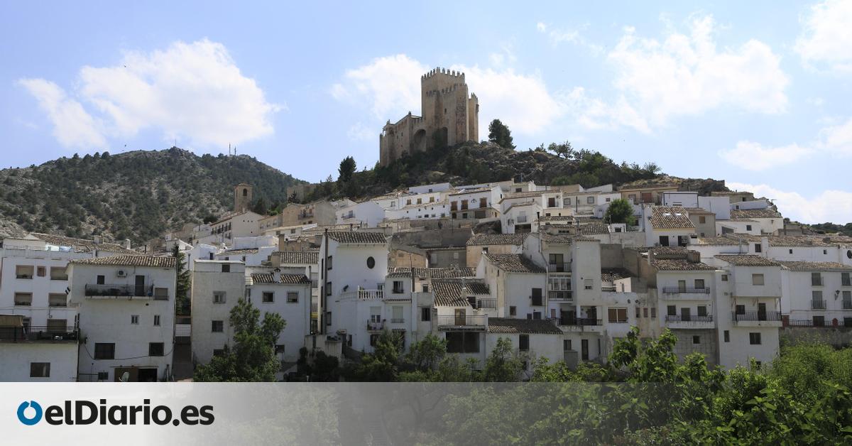 Este bonito pueblo de Almería conserva vestigios históricos y tiene un castillo‑palacio renacentista y cuevas con arte rupestre