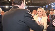Cifuentes y Rajoy, saludándose este viernes en Sevilla. Foto: Instagram Cristina Cifuentes