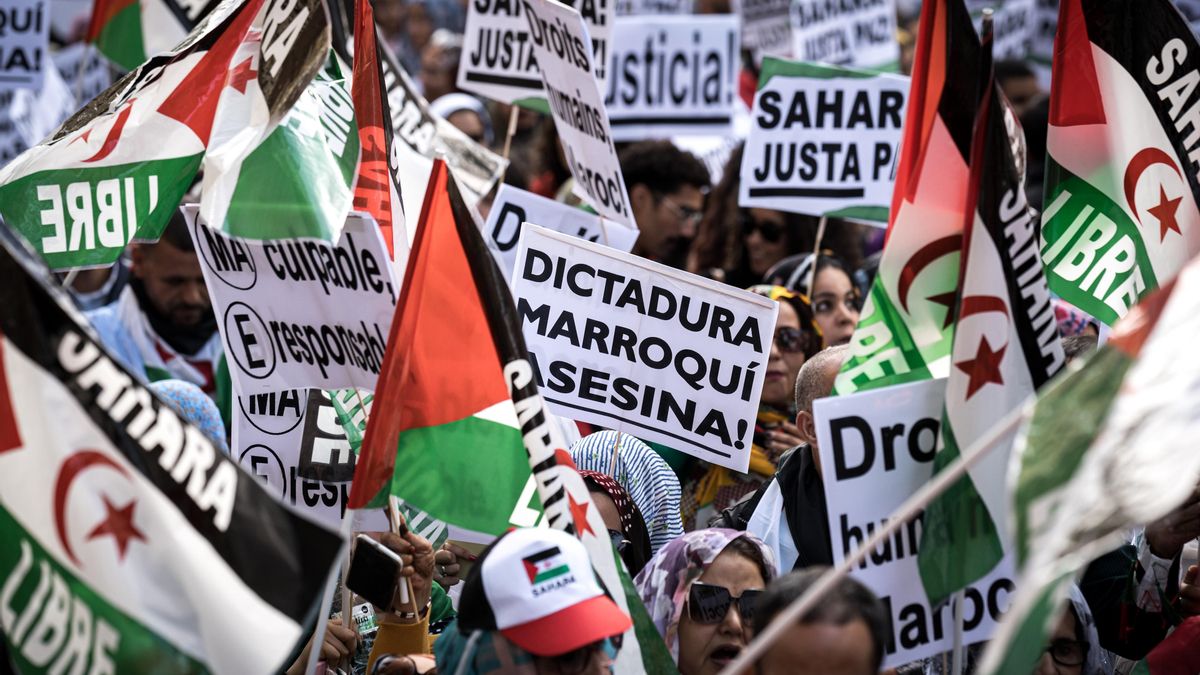Varias personas durante una manifestación por la autodeterminación del Sahara Occidental, a 16 de noviembre de 2024, en Madrid