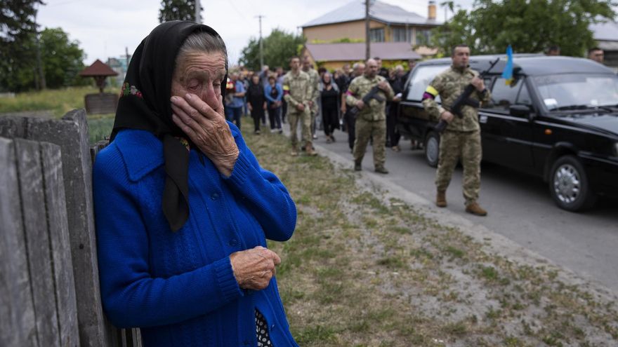 Familiares y amigos participan en las ceremonias fúnebres del soldado ucraniano Volodimir Dmytras (28), este sábado en Novyi Vytkiv (Ucrania)