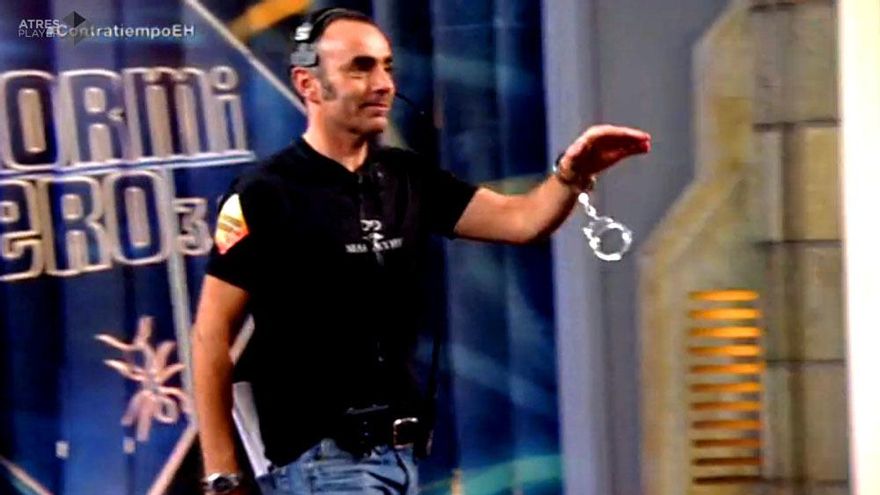 Fernando, con la esposa colgada de su muñeca