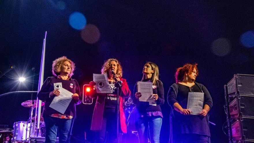 Lectura de los manifiestos feministas en el 8M de Murcia