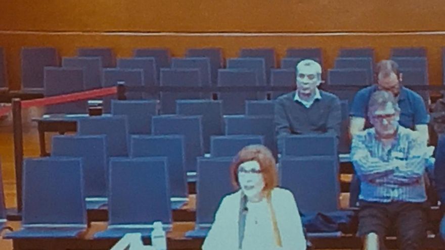 Oro Ochoa de Eribe, delante de Sánchez Robles y otros acusados, durante el juicio del 'caso De Miguel'