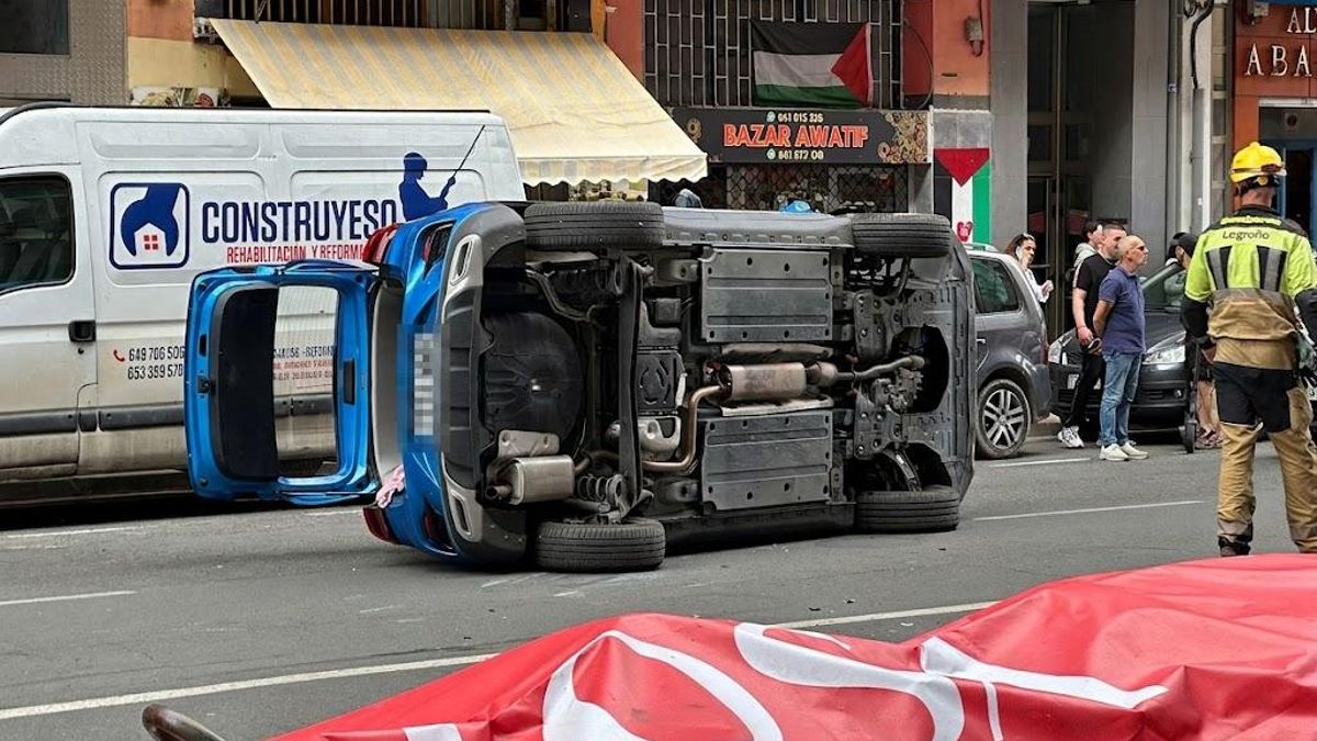 Vuelca un coche tras chocar con una furgoneta en Logroño: los bomberos han tenido que rescatar a la conductora del vehículo