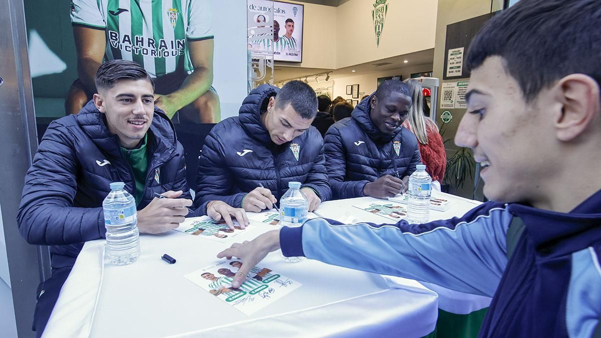 Requena, Fuentes y Fomeyem firman autógrafos en la tienda del Córdoba CF