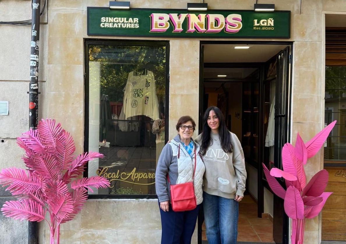 María Heras en la puerta de su tienda Bynds en la Plaza del Mercado
