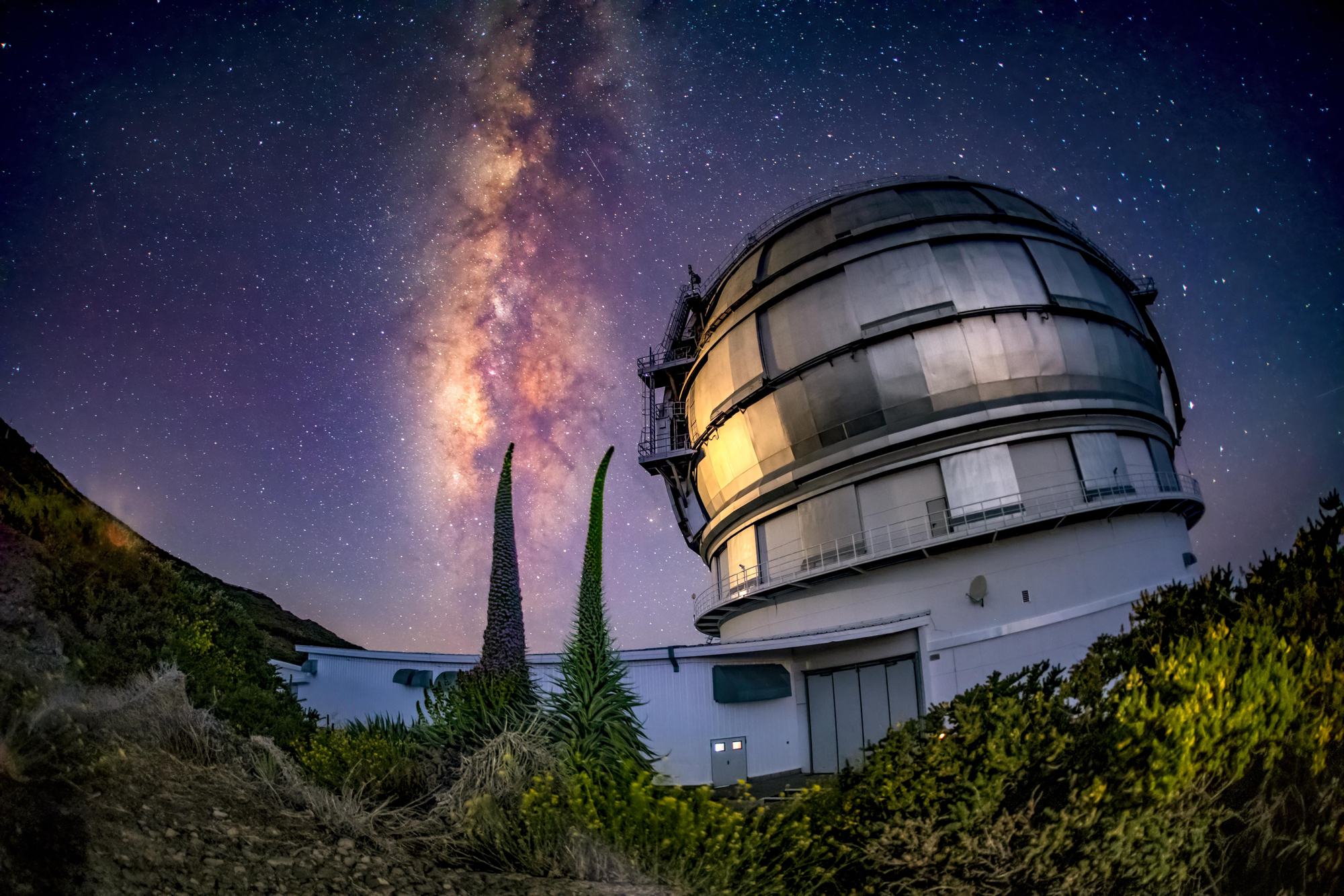 El Gran Telescopio Canarias junto a Tajinastes con la Vía Láctea de fondo, en el Observatorio del Roque de los Muchachos, en La Palma. Crédito: Daniel López / IAC