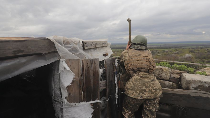 Un soldado ucraniano vigila las posiciones rusas en un punto de Horlivka, en el area de Donetsk. EFE/EPA/STR/Archivo