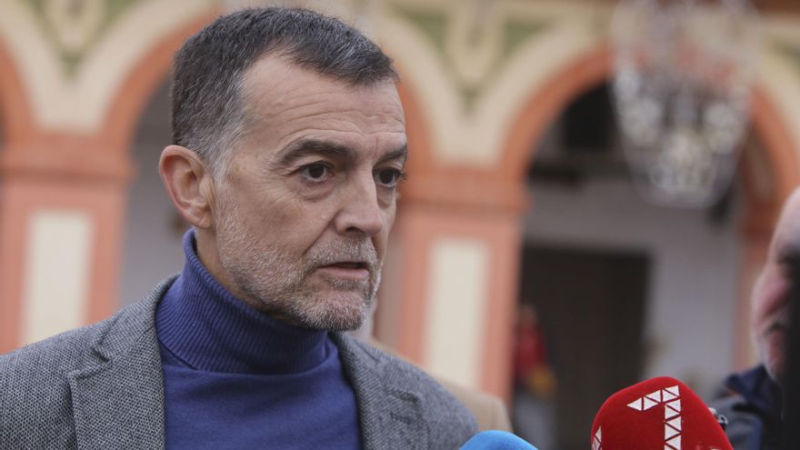 Archivo - El coordinador federal de Izquierda Unida (IU), Antonio Maíllo atiende a los medios de comunicación. A 21 de noviembre de 2024, en Córdoba, Andalucía (España).