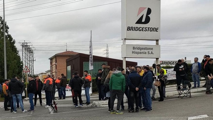 Cuarto día de huelga en la fábrica de Bridgestone en Puente San Miguel